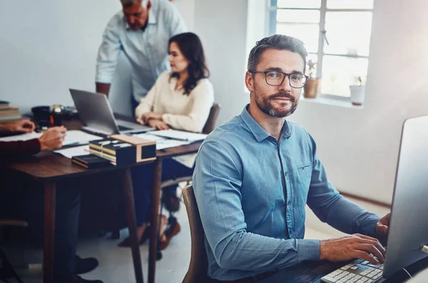 Zespół startupu pracujący nad nowym projektem